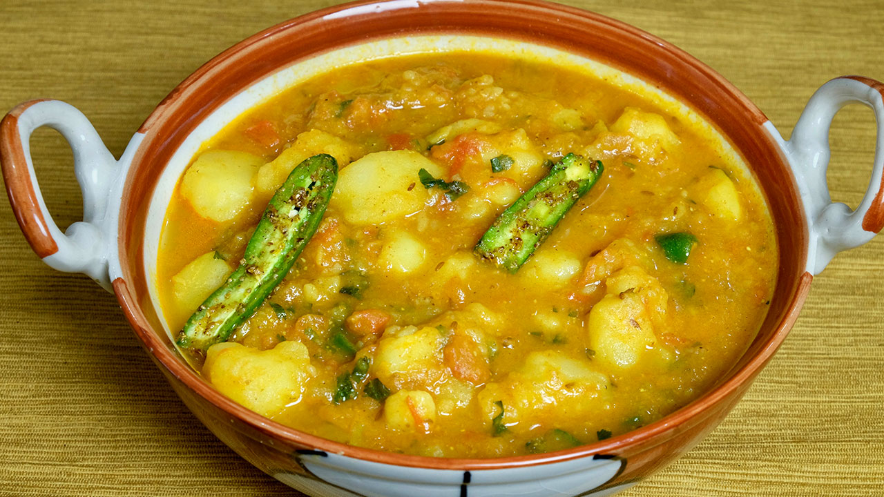 Aloo Tamatar Ki Sabji (Potato with Spicy Tomato Gravy)