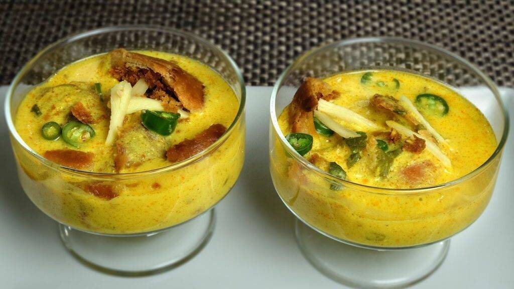 Kachori topped with Kadhi