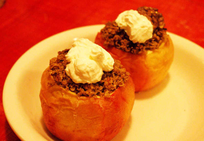 Baked apples ﬁlled with Cinnamon Muesli Recipe by Rangadevi dasi